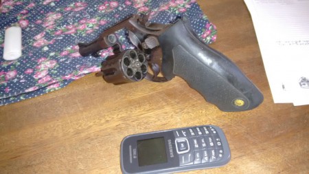 Equipe BRAVO da PM do 2º BPM detém infrator por porte ilegal de arma de fogo.